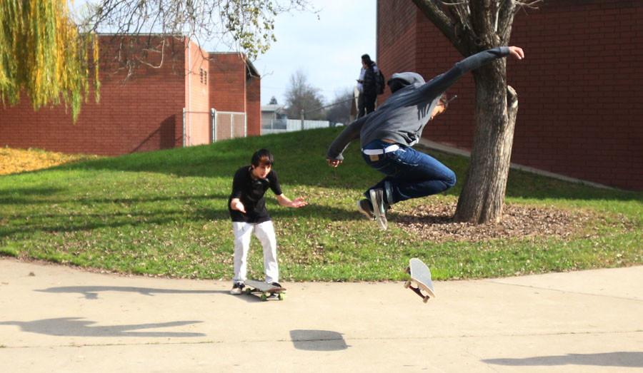 Sophomore+Ruben+Nuno+spends+his+lunch+time+practicing+skateboard+tricks+with+friends.
