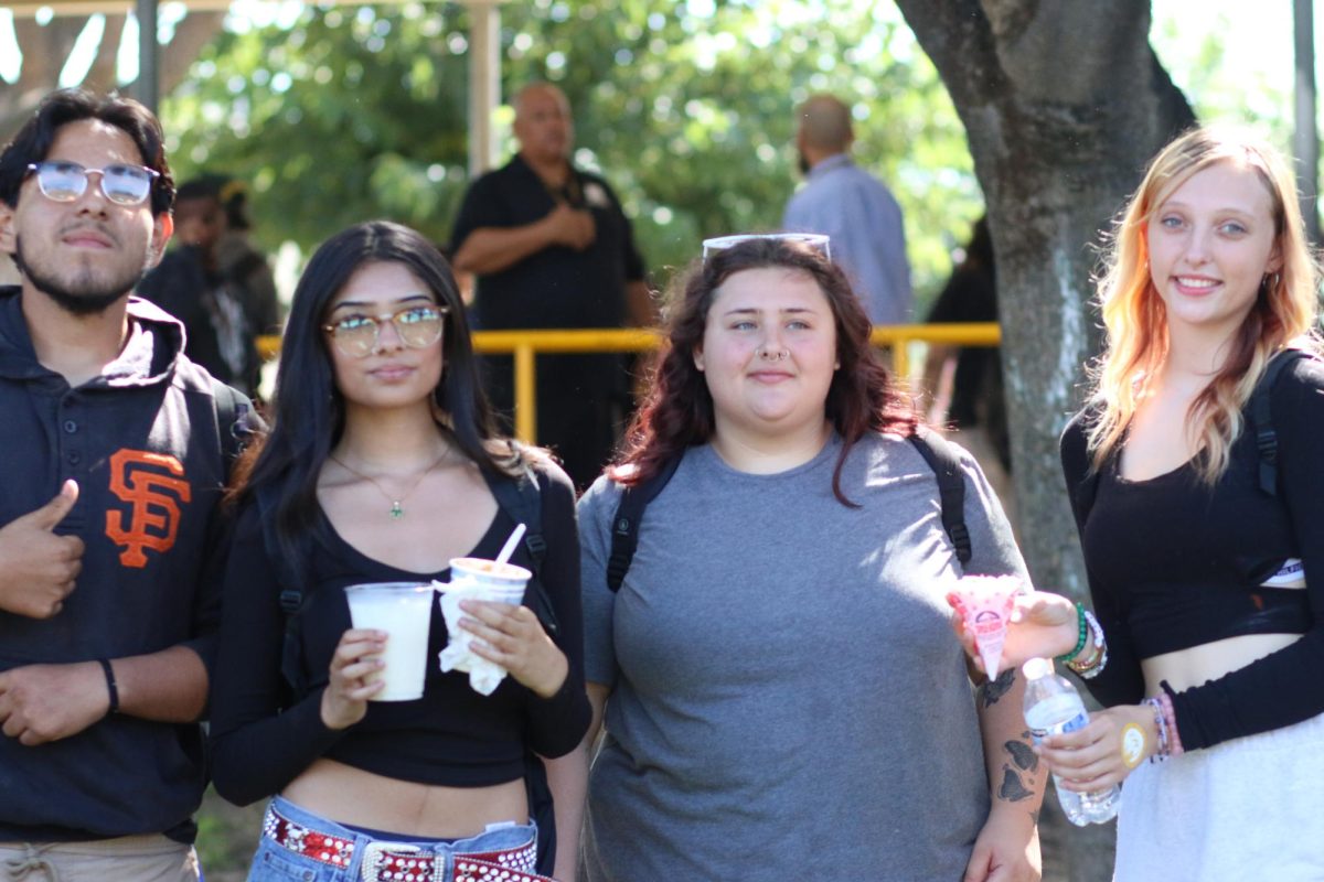 Students enjoy purchased food and drinks in the quad. Aaliyah Leon / Stagg Online
