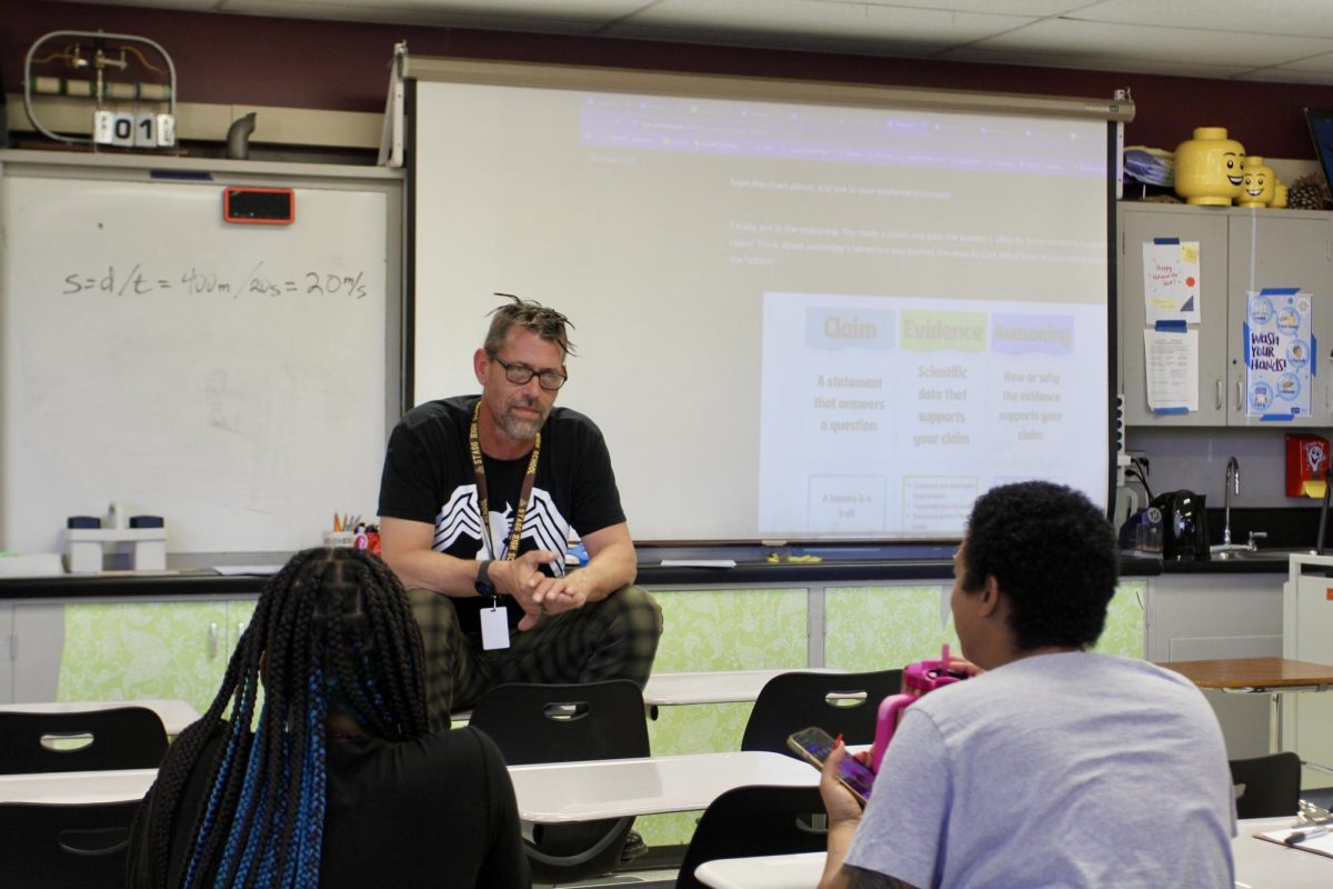 Physics teacher Mr Simpson talks to his students and their parents. He explains what's happening in the classroom and provides information about his teaching